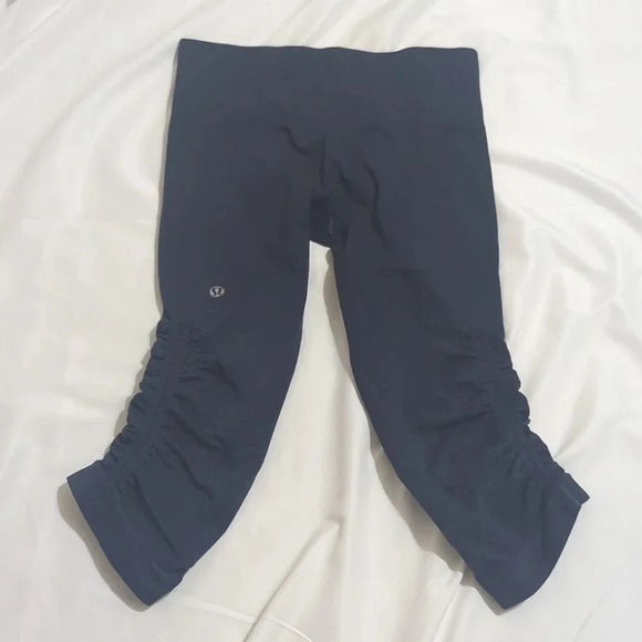Lululemon In The Flow Crop, Color Inkwell Size 4 - Picture 4 of 16